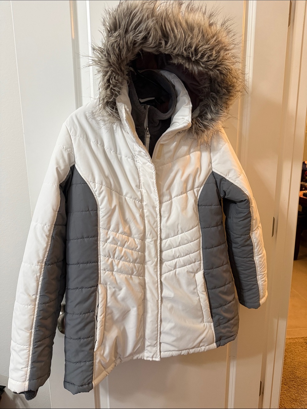 Swiss Tech Women's Two-Tone Puffer Jacket w/ fur/like lined hood - White & Gray